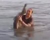 Mulher confunde “tronco” e pega jacaré sem querer; vídeo viraliza