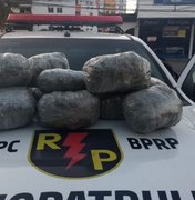 PM aborda carro suspeito e prende dupla com 12kg de maconha em Maceió
