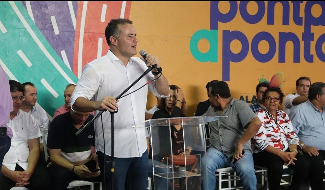 Mesmo com proibição do TRE, Renan Filho participa de evento do governo em Santana do Ipanema