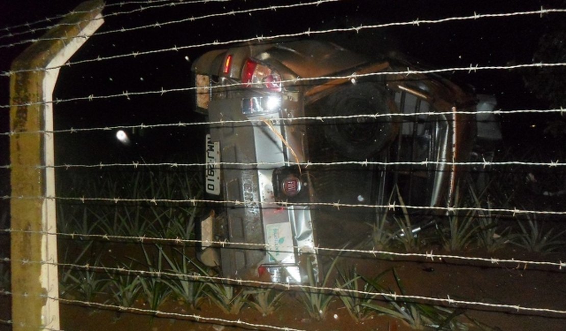 Veículo em alta velocidade sobra em curva e capota várias vezes em Coité do Noia