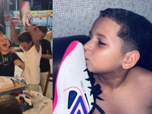 Após sofrer bullying, menino ganha chuteira 'dos sonhos' de aniversário e comemoração com amigos viraliza; VÍDEO