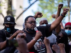 Manifestantes antirracismo fazem ato em Kenosha; Trump anuncia visita à cidade