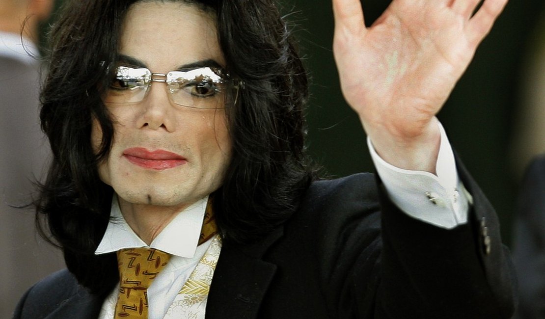 Corpo de Michael Jackson pode ser exumado após novas acusações de abuso sexual, diz site