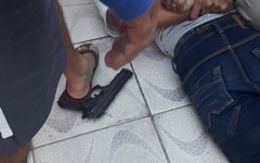 Suspeito usa arma de brinquedo para praticar assalto mas é detido por populares