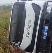 Motorista perde o controle e caminhão tomba na AL-115, em Arapiraca