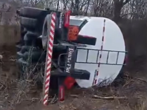 Caminhão que transportava combustível tomba na AL-220, em Jaramataia