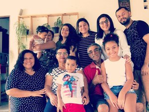 Mães enfrentam morte de perto na pandemia e celebram vitória ao lado da família