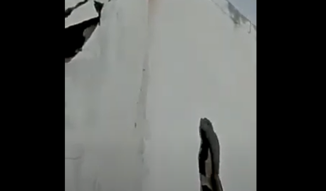 [Vídeo] Raios destroem estruturas de prédio e assustam moradores de Cacimbinhas