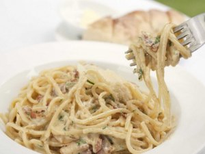 Estudante morre após comer macarrão feito cinco dias antes