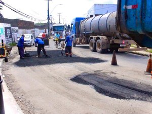 Operação tapa-buraco: Benedito Bentes recebe manutenção em ruas e avenidas