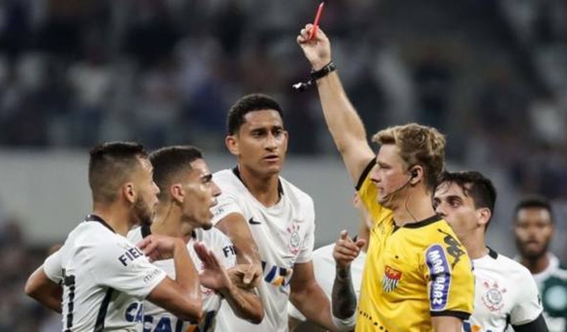 TJD anula expulsão de volante do Corinthians e vê falha 'grotesca' de árbitro