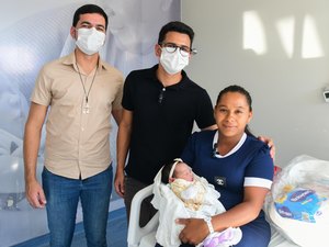 Primeiro bebê nascido em 2024 recebe visita do secretário de Ações de Saúde da Sesau