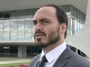 Carlos Bolsonaro lidera domingo de ataques a Rodrigo Maia nas redes