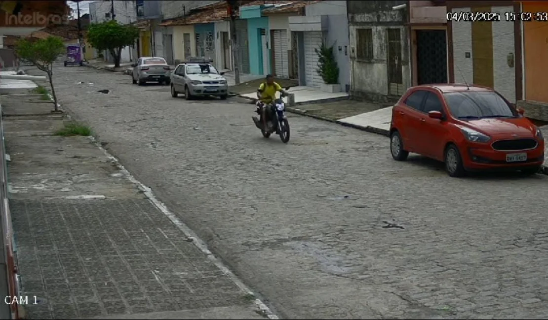 Moto é furtada no bairro Alto do Cruzeiro, em Arapiraca; ação é registrada por câmeras