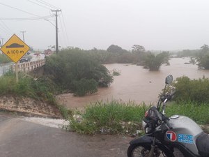 [Vídeos] Olho d'Água dos Cazuzinhas tem alagamentos e postes de energia tombados