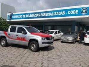 Detido portando um revólver adolescente tenta fugir da polícia entrando em residência