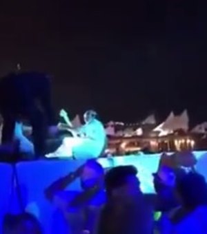 Bell Marques, fã e segurança caem em palco durante festa de Réveillon em Maceió