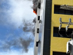 [Vídeo] Incêndio atinge apartamento no edifício Mariela, em Maceió