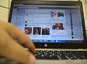 Pesquisa diz que 95% dos internautas navegam na web enquanto veem TV