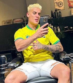 Tiago Ramos, ex-namorado da mãe de Neymar, pinta o cabelo de loiro e reclama do preço