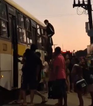 Passageiros causam confusão tentando invadir ônibus no litoral de Maceió