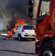 [Vídeo] Carro pega fogo próximo à Feirinha do Tabuleiro, em Maceió