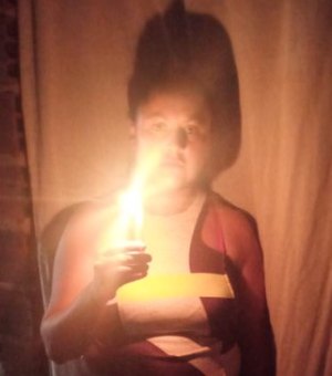 [Vídeo] Dona de casa de Arapiraca precisa de ajuda para sair da escuridão
