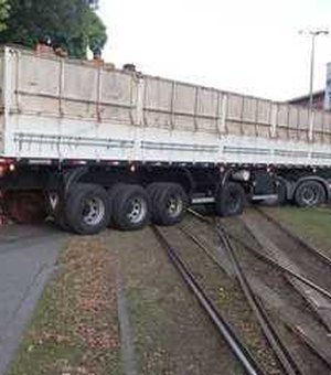 Carreta com 6 toneladas de maconha enguiça sobre trilhos do VLT no Rio após ser apreendida