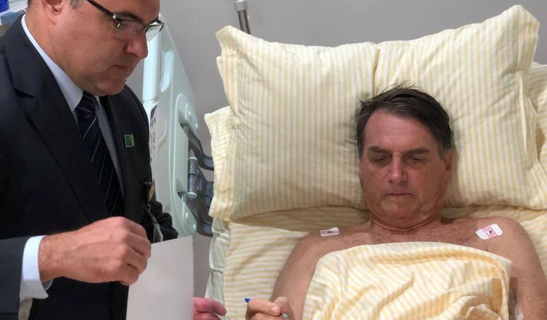 Bolsonaro teve náuseas e vômito neste sábado, diz boletim médico