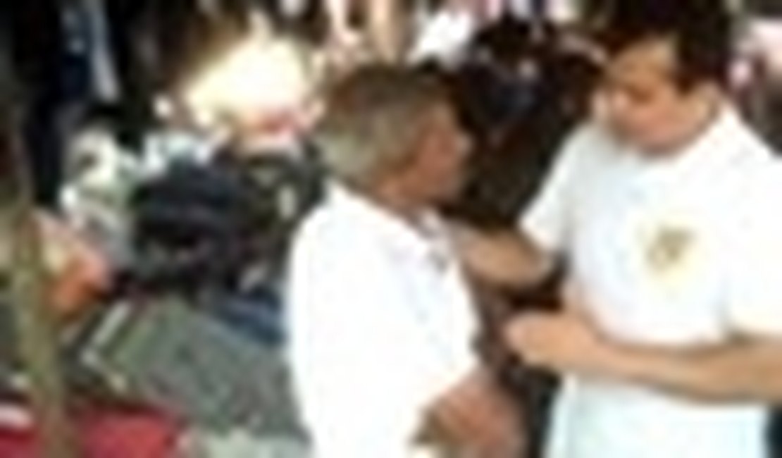 Ricardo Nezinho visita feira livre e conversa com populares em Arapiraca