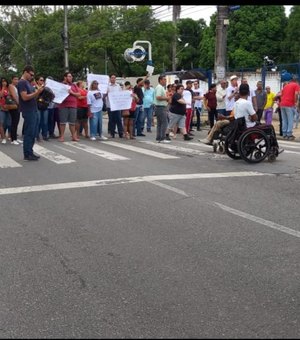 Motoristas de transporte intermunicipal bloqueiam Av. Durval de Góes Monteiro