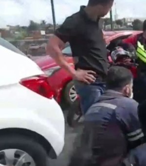 Colisão entre carro e moto deixa homem ferido na Ponte do Reginaldo