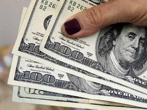 Dólar cai para R$ 3,46 com dados mais fracos de consumo nos EUA