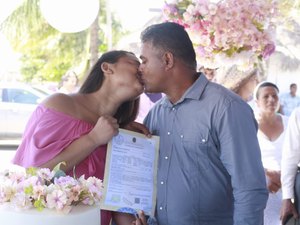 Casais apaixonados celebram o amor em casamento coletivo em Maragogi