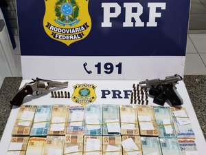 PRF prende dois homens armados e com dinheiro proveniente de jogos de azar