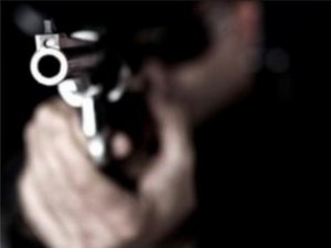 Homens invadem residência e roubam veículo e objetos de valor