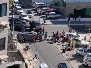 Capotamento deixa um jovem e duas menores feridas