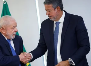 Reunião entre Lula e Lira é adiada diante de indefinição por ministério para o Centrão