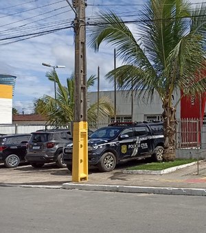 Guincho colide em carro de policial na frente da delegacia de São Luís