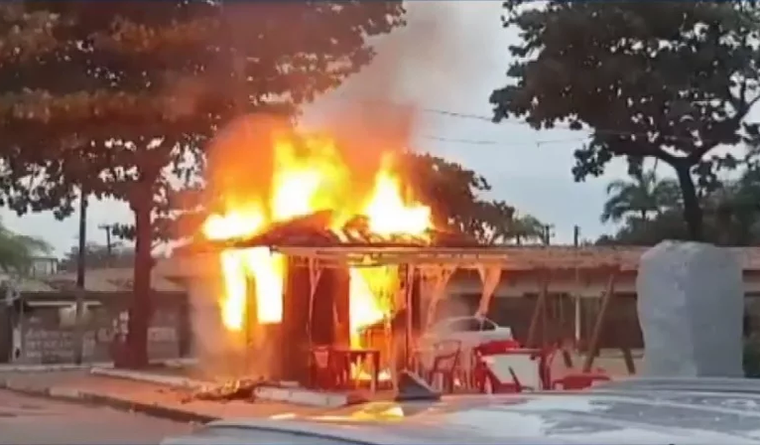 Incêndio atinge barraca de lanches na Pitanguinha