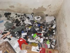 Polícia descobre casa que era usada para guardar peças de celulares e motos roubadas