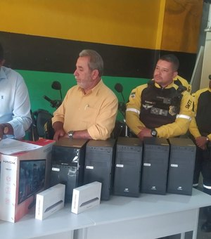 Prefeitura de Palmeira entrega novos equipamentos para SMTT