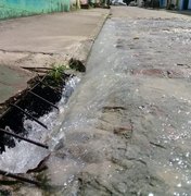 [Vídeo] Vazamento de grandes proporções causa transtornos no bairro Canafístula, em Arapiraca