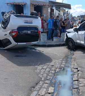 Motorista perde controle, provoca colisões e capota veículo em Arapiraca