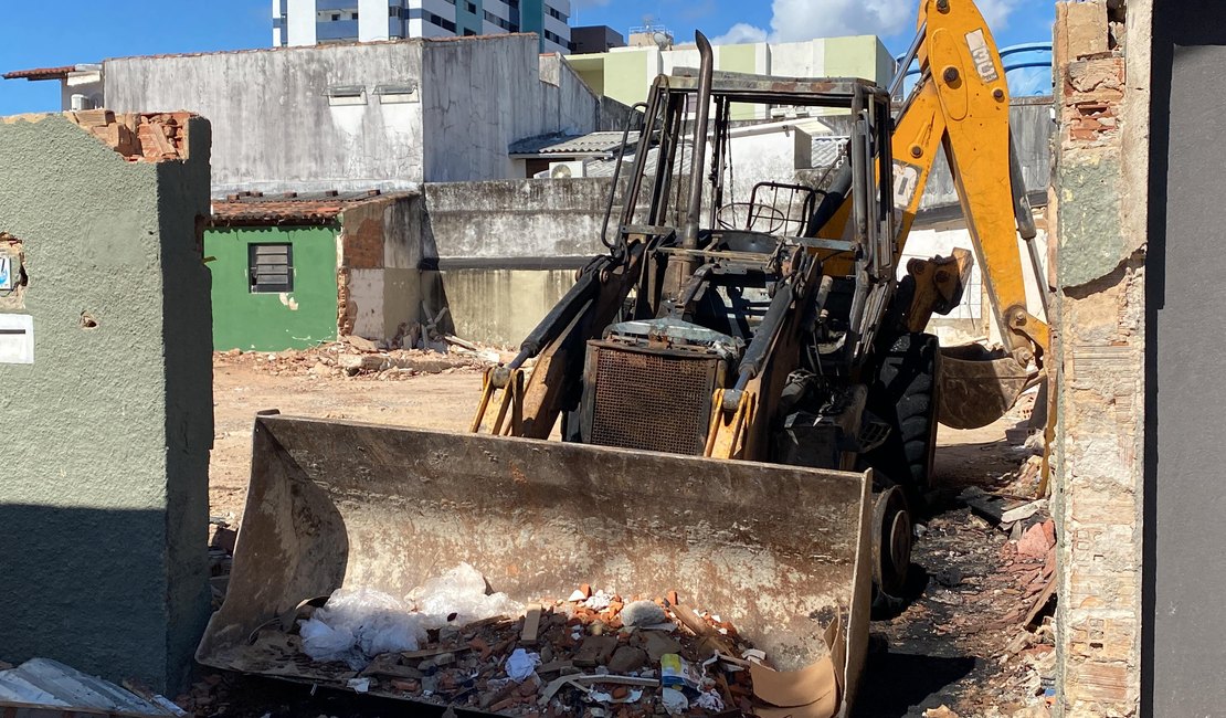 Retroescavadeira pega fogo em canteiro de obras na Jatiúca, em Maceió