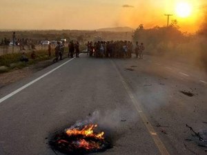 Índios Karapotó realizam protesto em São Sebastião
