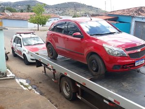 Carro roubado em residência de Arapiraca é abandonado em Coité do Nóia