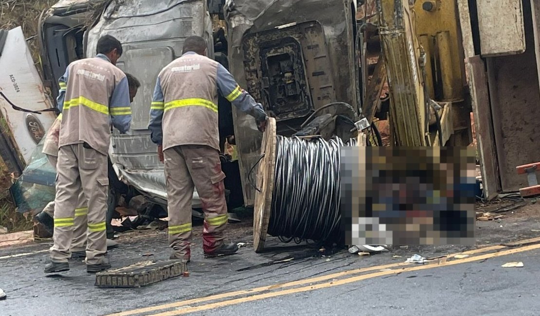 Caminhão de terceirizada da Equatorial tomba e deixa três funcionários feridos em Colônia Leopoldina
