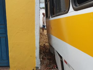 Pedestre fica preso entre muro e ônibus escolar em São Miguel do Campos