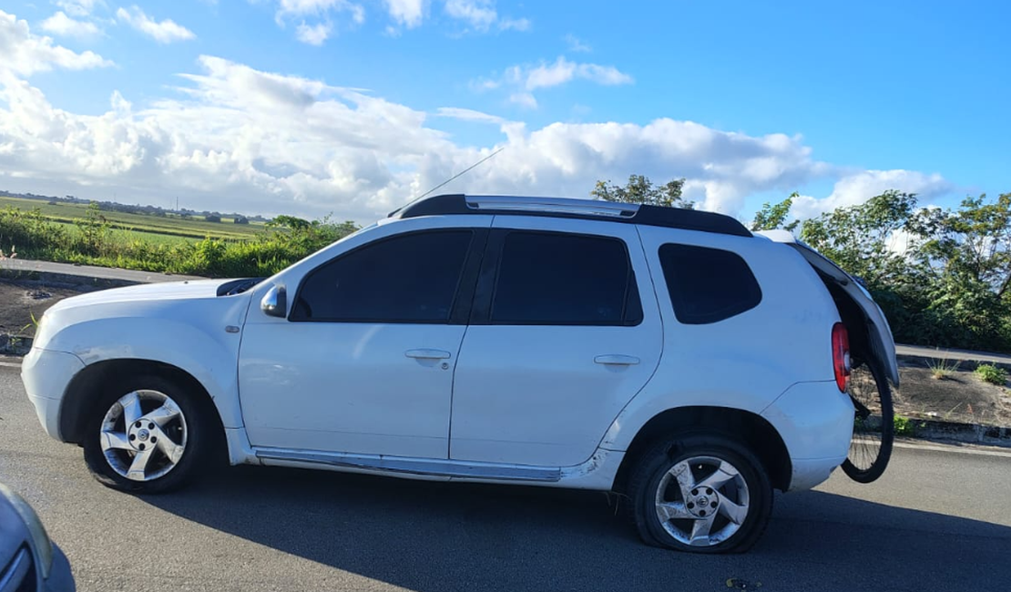 Veículo é encontrado com pneus rasgados na AL-405, entre Maceió e Rio Largo